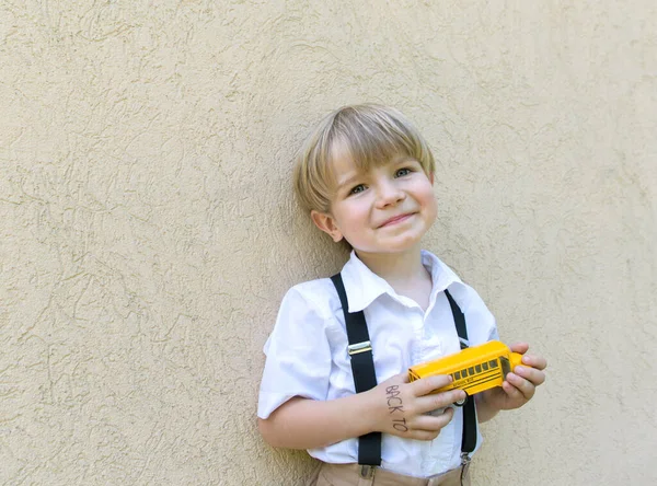 Vuelta Concepto Escolar Modelo Amarillo Autobús Escolar Juguete Manos Alegre — Foto de Stock