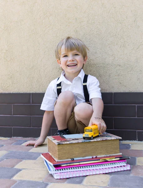 Volver Concepto Escolar Montón Libros Cuadernos Con Autobús Escolar Juguete — Foto de Stock