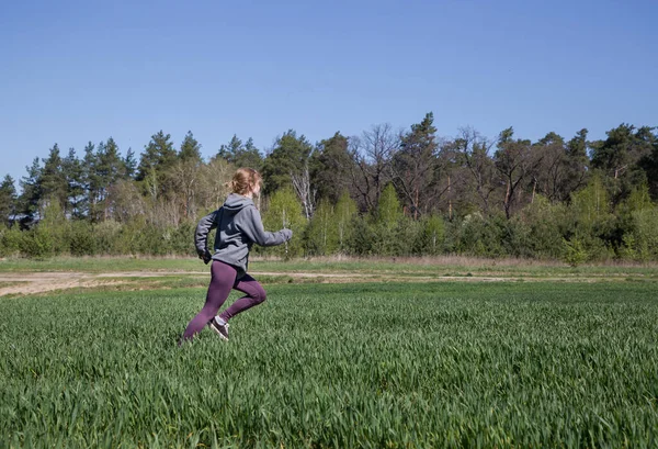 Jovem Mulher Esbelta Correndo Natureza Estilo Vida Ativo Exercício Para — Fotografia de Stock