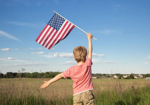 Bandeira Americana Mão Menino Costas Contra Fundo Campo Dia Independência — Fotografia de Stock