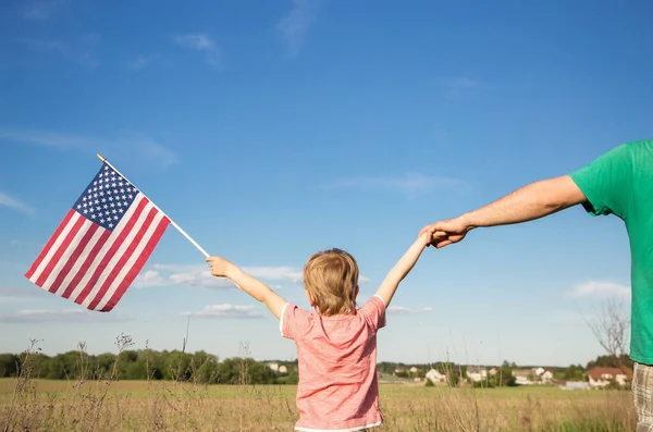 Bandera Americana Mano Del Niño Pie Con Espalda Contra Fondo — Foto de Stock