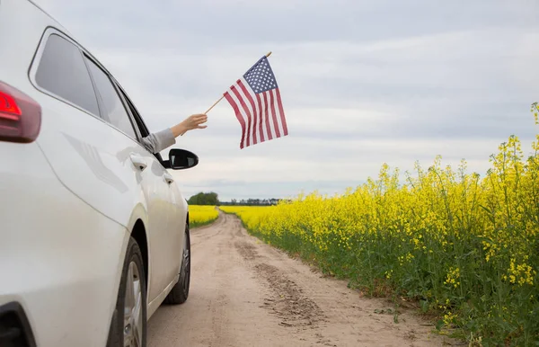 Bandiera Americana Mano Che Sporge Dal Finestrino Auto Bianca Giorno — Foto Stock