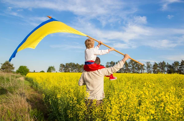Тато Сином Сидячи Плечах Національній Українській Одежі Великим Прапором України — стокове фото
