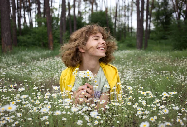 Vrolijke Tiener Meisje Met Tousleed Haar Zit Het Veld Met — Stockfoto