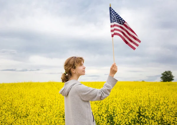 Молода Вродлива Жінка Американським Прапором Руці Стоїть Квітучому Жовтому Полі — стокове фото
