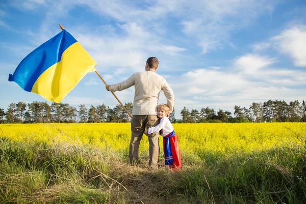 Тато Син Стоять Пліч Пліч Національному Українському Одязі Великим Жовто — стокове фото