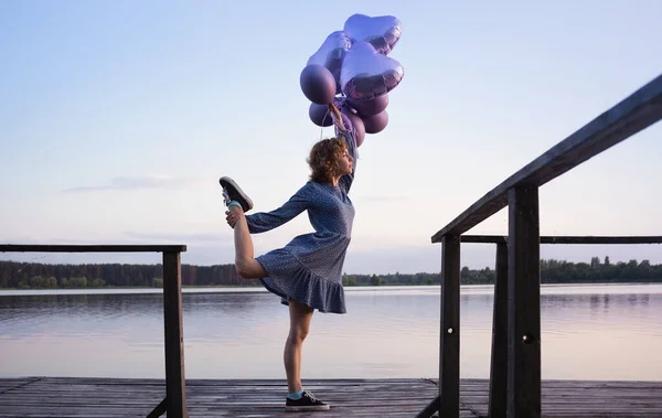 Jonge Slanke Vrouw Jurk Dromerig Staat Buurt Van Het Meer — Stockfoto