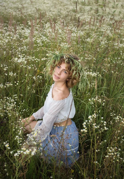 Romántico Hermosa Joven Mujer Sienta Entre Campo Margaritas Blancas Salvajes — Foto de Stock