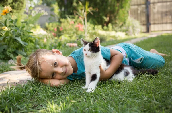 Enfant Joue Extérieur Été Avec Son Chaton Noir Blanc Bien — Photo