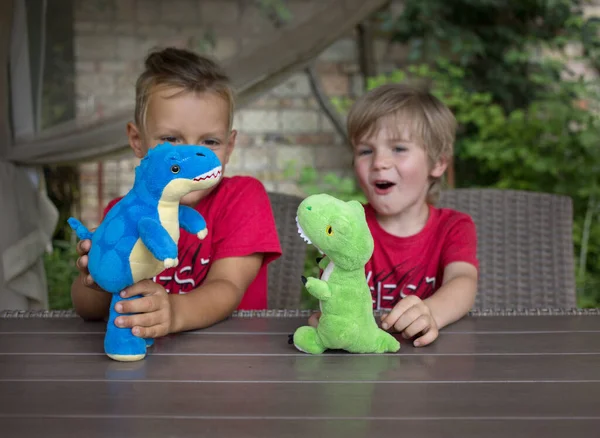 Les Tout Petits Jouent Table Avec Des Dinosaures Peluche Dans — Photo