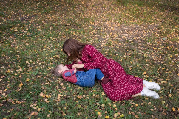 Donna Sorridente Bambino Trovano Sull Erba Cosparsa Foglie Autunnali Mamma — Foto Stock