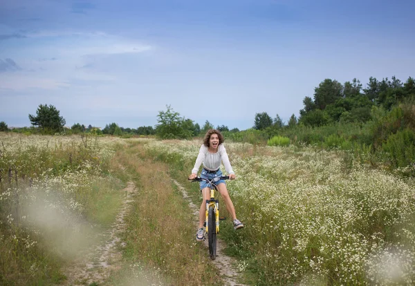 Retrato Engraçado Menina Bonita Emocional Anos Uma Bicicleta Movimento Divertindo — Fotografia de Stock