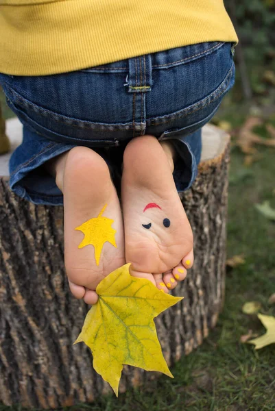 Spadł Jasny Żółty Klon Liści Malowany Uśmiech Gołych Stopach Dziecka — Zdjęcie stockowe