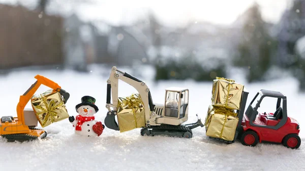 Twee Modellen Van Speelgoed Graafmachines Rode Vorkheftruck Souvenir Sneeuwpop Geschenken — Stockfoto