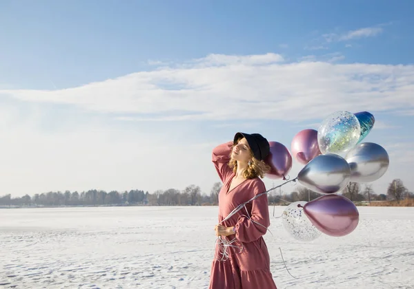 Portret Van Zachtaardig Vrolijk Tienermeisje Roze Jurk Zwarte Hoed Met — Stockfoto