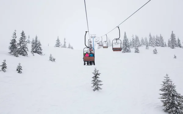 Telesilla Transporta Esquiadores Irreconocibles Por Ladera Nevada Montaña Frío Día — Foto de Stock