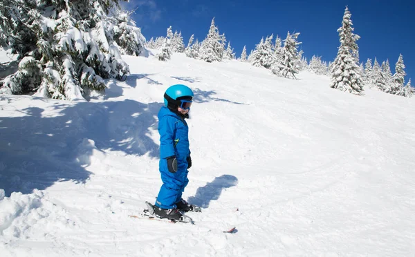 Kisgyerek Sisakban Szemüvegben Kék Téli Overallban Síléceken Gyönyörű Hófödte Hegyekben — Stock Fotó