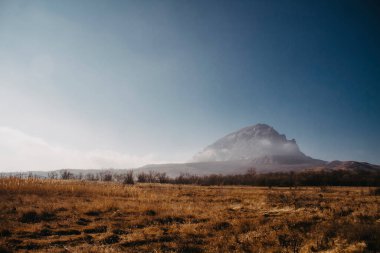Bulutlardaki dağ zirvesi manzarası