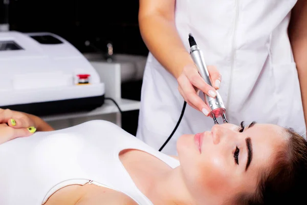 Mujer Recibiendo Levantamiento Facial Por Radiofrecuencia Cosmetología Facial Hardware Elevación —  Fotos de Stock