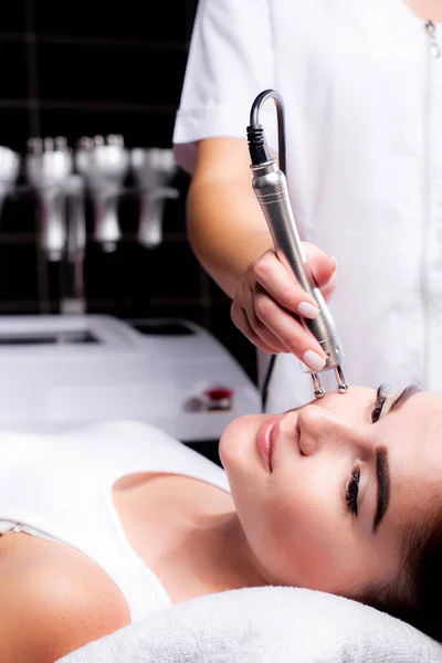 Mujer Recibiendo Levantamiento Facial Por Radiofrecuencia Cosmetología Facial Hardware Elevación — Foto de Stock