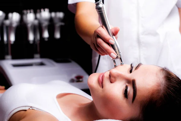 Mujer Recibiendo Levantamiento Facial Por Radiofrecuencia Cosmetología Facial Hardware Elevación —  Fotos de Stock