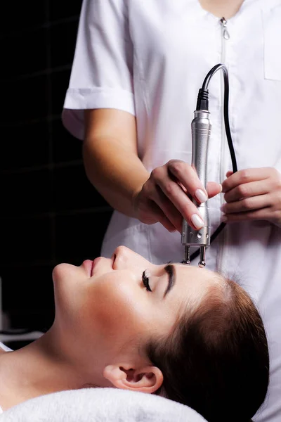 Mujer Recibiendo Levantamiento Facial Por Radiofrecuencia Cosmetología Facial Hardware Elevación —  Fotos de Stock