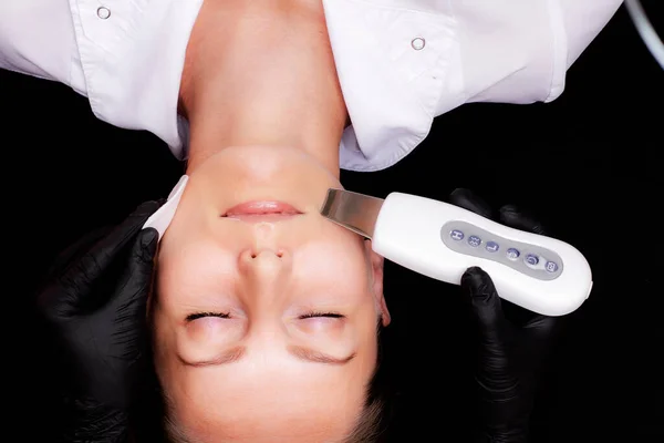 Limpieza Facial Ultrasónica Por Cosmetólogo Máquina Pelado Facial Ultrasónica — Foto de Stock