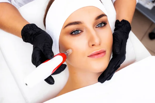 Mujer Recibiendo Levantamiento Facial Por Radiofrecuencia Cosmetología Facial Hardware Elevación —  Fotos de Stock