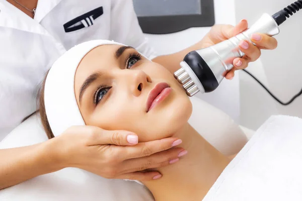 Uma Mulher Levantar Cara Radiofrequência Cosmetologia Facial Hardware Foto Elevação — Fotografia de Stock