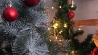 Noel ağacını süsleyen kadınların ellerini kapatın. 