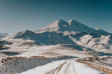 Kışın güzel dağ manzarası