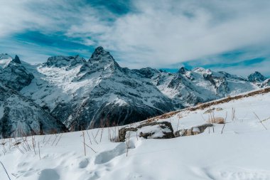 Kış manzarasında Dombai dağları. Karachay-Çerkesya Cumhuriyeti, Kafkasya, Rusya.