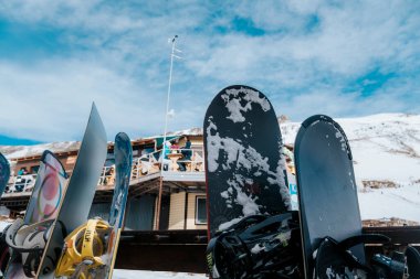 Karachay-Cherkessia, Rusya - 6 Ocak 2021: Dombay kayak merkezi. Dağlardaki dinlenme merkezi. Dağda bir sürü insan var..