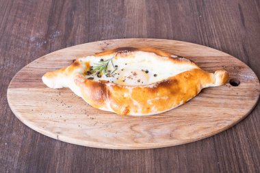 Adjarian 'da Khachapuri. Mozzarella ve yumurtalı açık turta. Gürcistan mutfağı.
