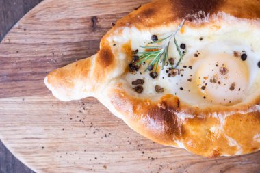 Adjarian 'da Khachapuri. Mozzarella ve yumurtalı açık turta. Gürcistan mutfağı.
