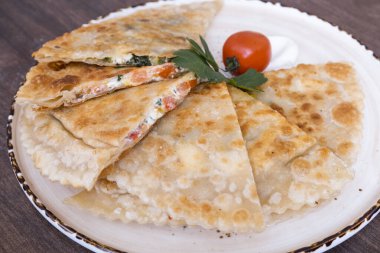 Meksika yemeği. Peynirli ve sebzeli Quesadillas. Sebzeli kek. Kapalı Osetya turtası. Kızarmış börek fotoğrafı..