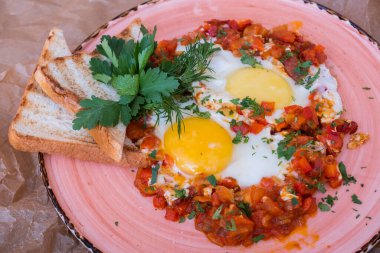 Yağda yumurta. Kahvaltıda yumurta ve sebze. Yanında da yumurta..