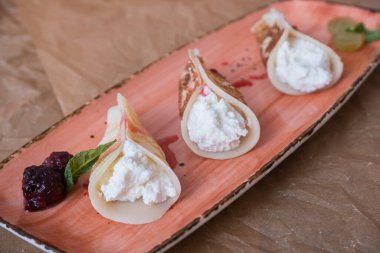 Lokantada süzme peynirli krep servisi çok güzeldi. Menü, kahvaltı, kafe, tatlı. Geleneksel Rus yemeği.