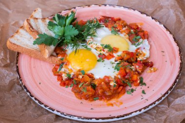 Yağda yumurta. Kahvaltıda yumurta ve sebze. Yanında da yumurta..