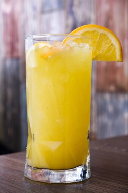 Doğal portakal suyu. Soğuk içecekler. Alkolsüz kokteyl. Sarı alkollü içecek..