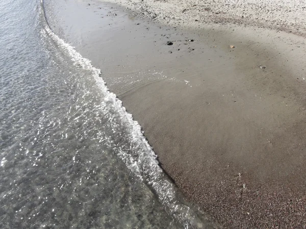 Vague de la mer sur la plage de sable. Portovenere, Province de La Spezia, Italie — Photo