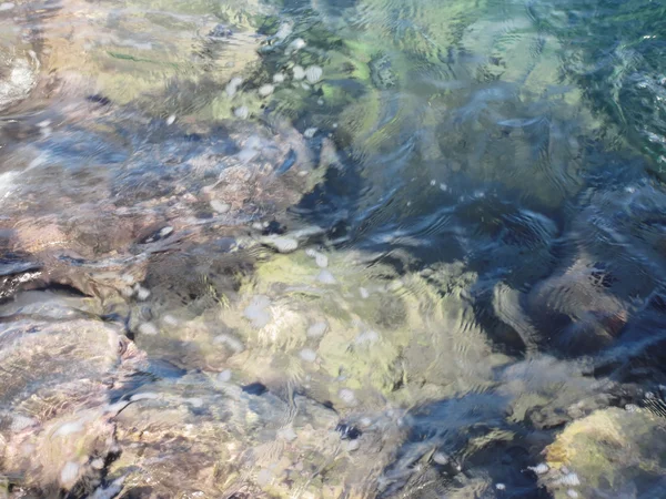 Natur Hintergrund des transparenten Meerwassers fließt — Stockfoto