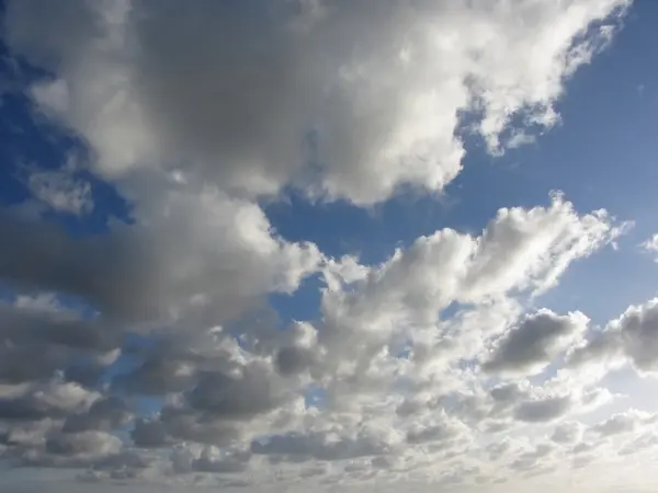 Sky with giants cumulonimbus clouds and sun rays through — Stock Photo, Image