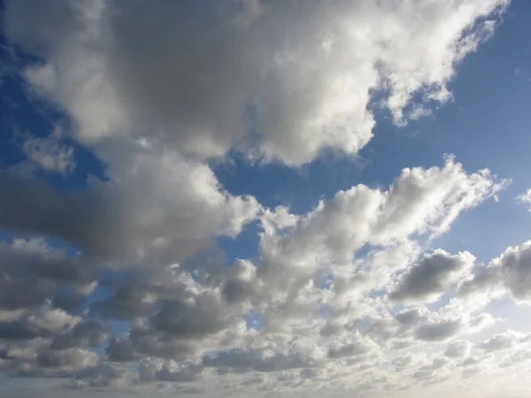 Égbolt óriások cumulonimbus felhők és napsugarak keresztül — Stock Fotó