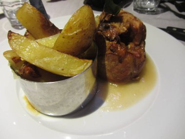 İtalyan usulü kavrulmuş, patatesli, sardunya adasından geleneksel bir yemek.