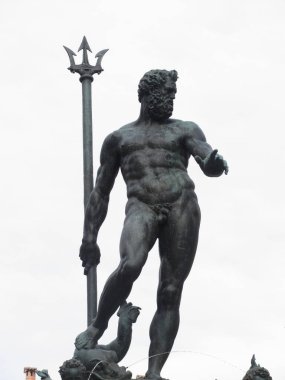 Piazza del Nettuno 'da Piazza Maggiore' un yanındaki Neptün heykeli beyaz arka planda izole edilmiştir. Bolonya İtalya
