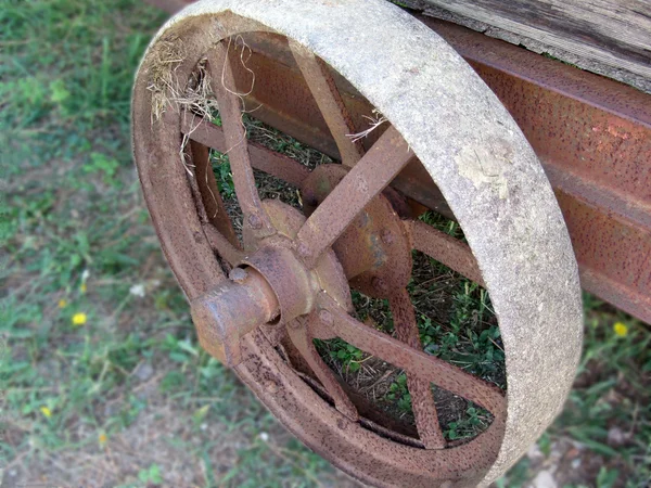 Rusty iron wheel of old cart — Stock Photo, Image