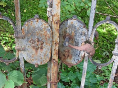 eski paslı kapısı