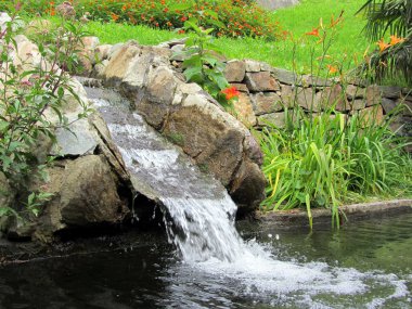 kayaların üzerinden çalışan su akışı