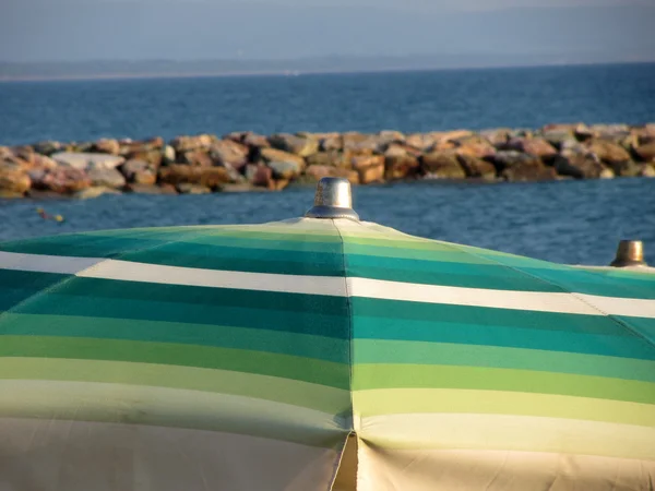 Sombrilla de playa sobre fondo marino —  Fotos de Stock